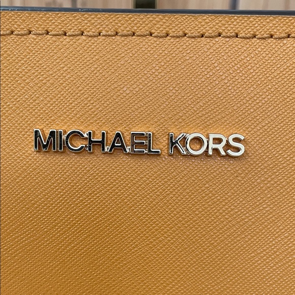 Michael Kors Hope large satchel in marigold yellow saffiano leather. - Picture 3 of 15